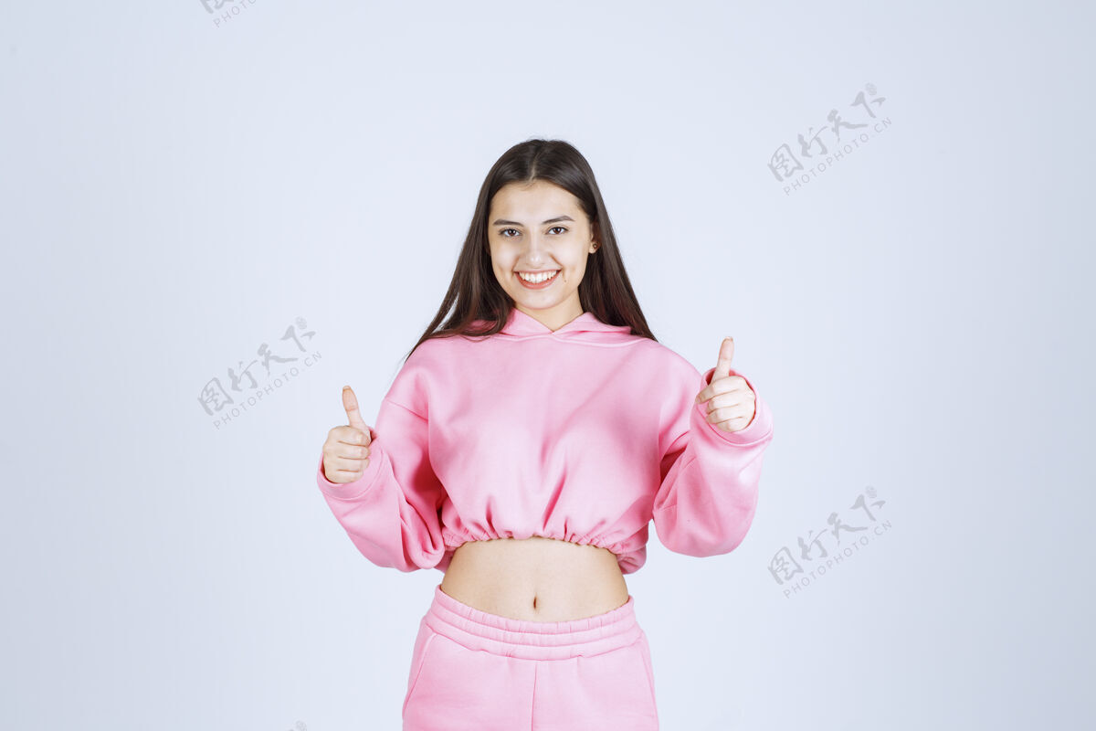 员工穿着粉色睡衣的女孩微笑着享受着什么年轻女性协议