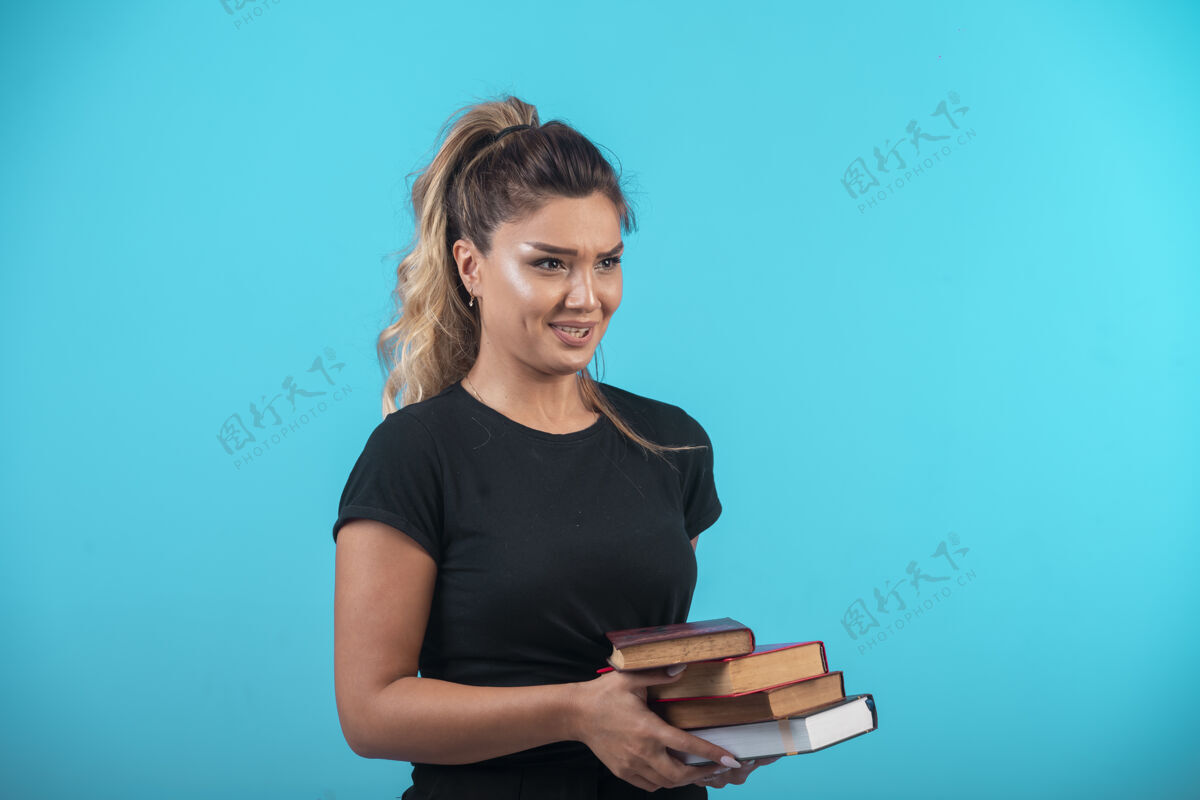 体重女学生手里拿着一大堆书 觉得很累模特休闲人类