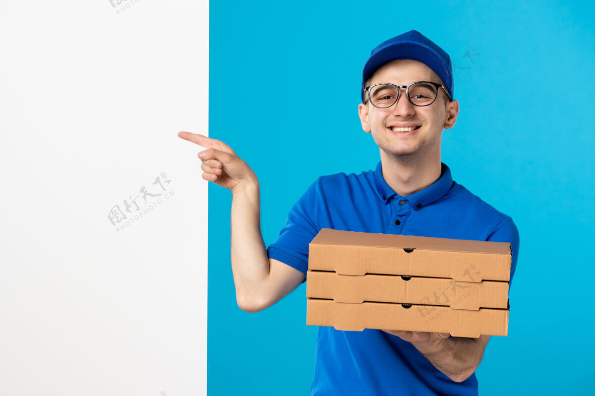 秘书身穿蓝色制服 蓝色披萨的男快递员的正视图工作服务制服