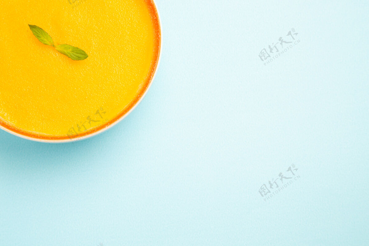 南瓜汤蓝色地板上南瓜汤的顶视图食物里面水果