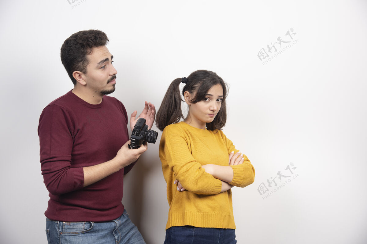 关系男人拿着相机看着年轻的女人女人男人两个人