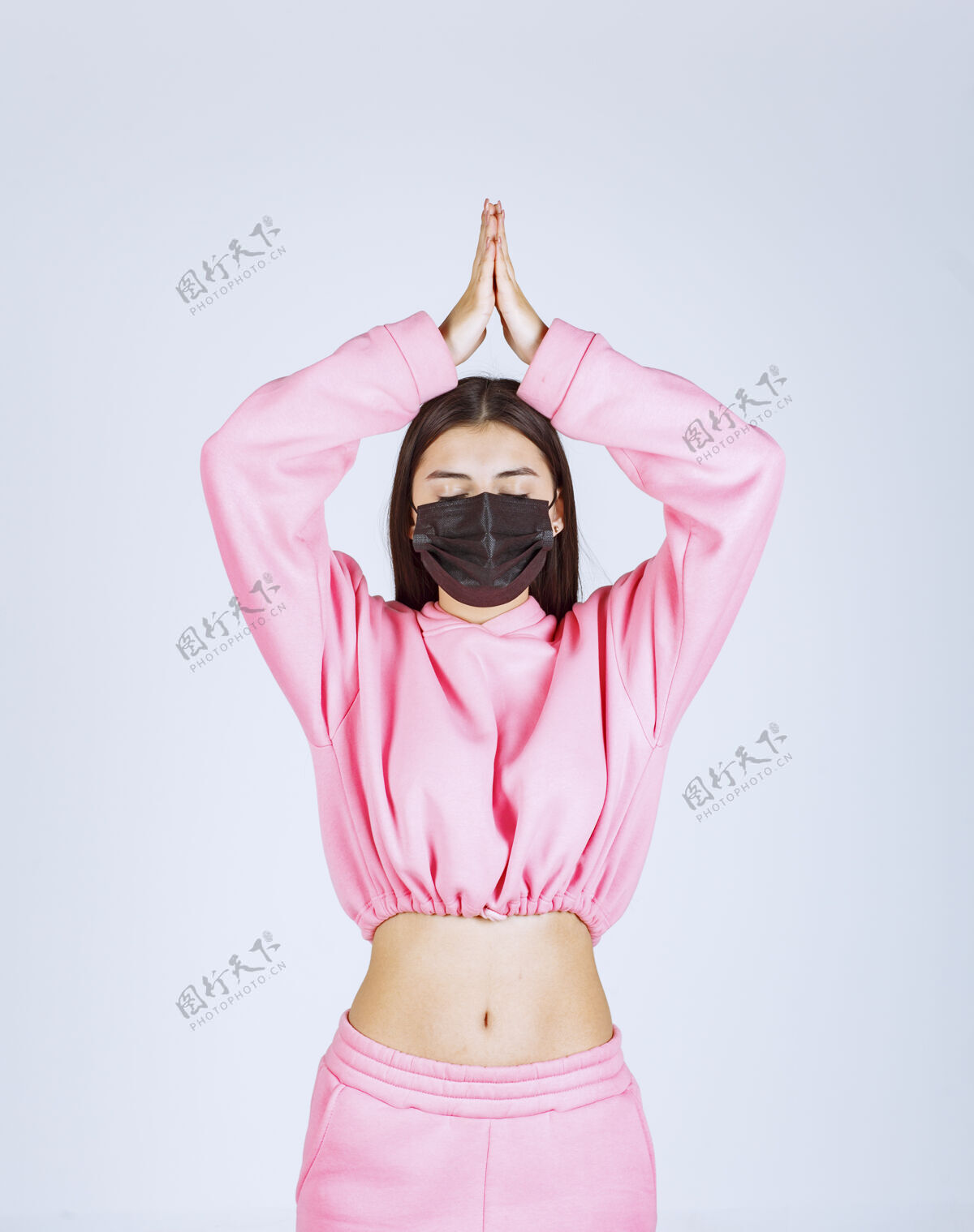 医学戴着黑面具的女孩双手合十祈祷从业者信仰女性