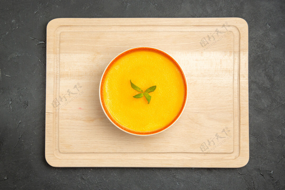 顺滑碗里美味南瓜汤的俯视图颜色南瓜汤调味料
