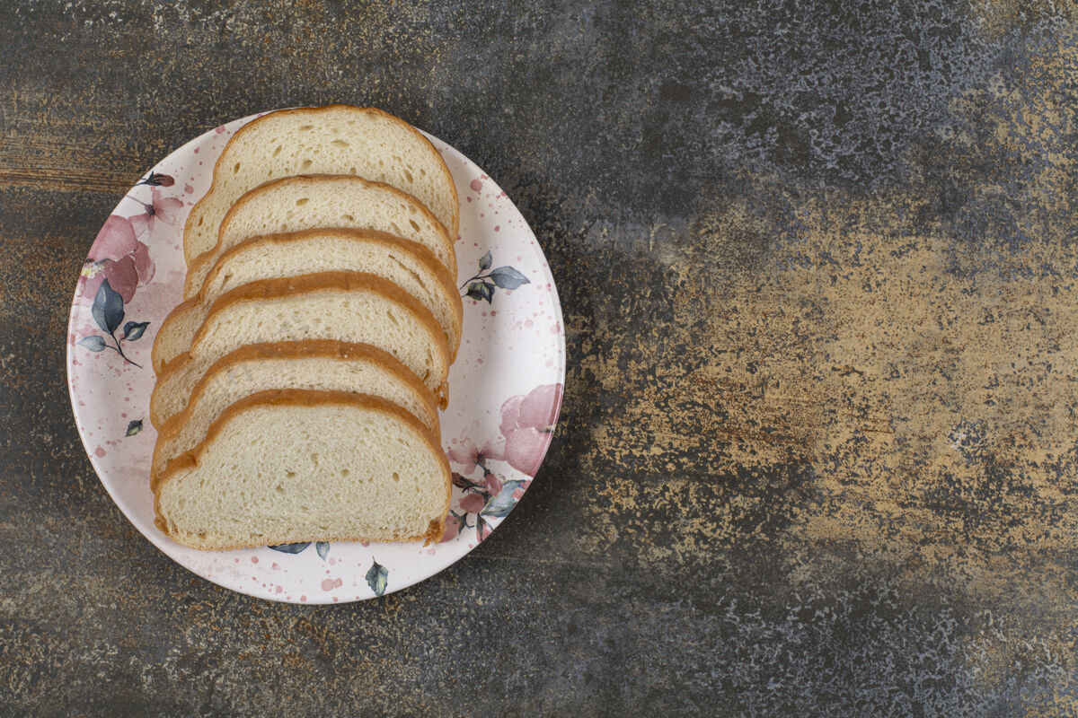早餐美味的白面包片放在五颜六色的盘子里膳食营养有机