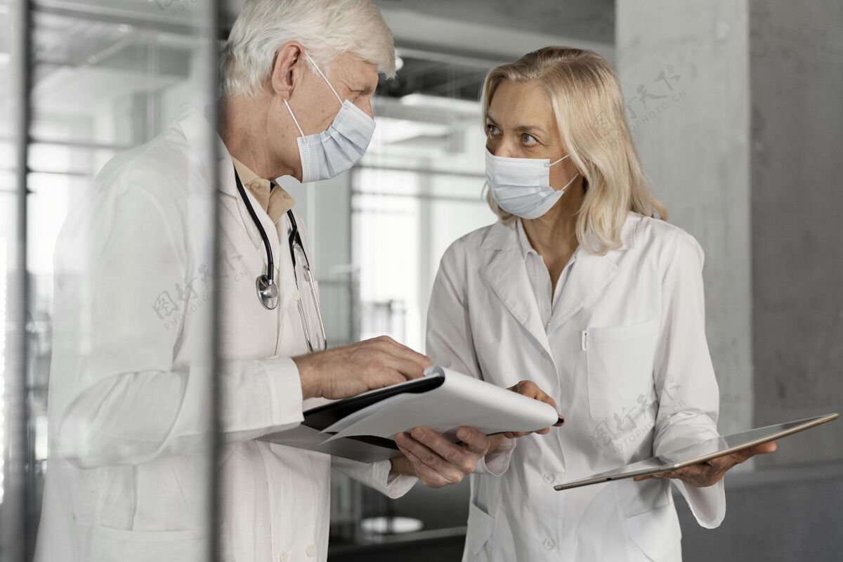 实验室戴着医用口罩的医生在说话诊所医学护理