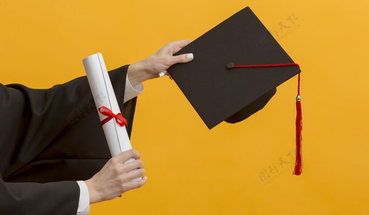 证书紧握文凭和帽子的手教育学习水平