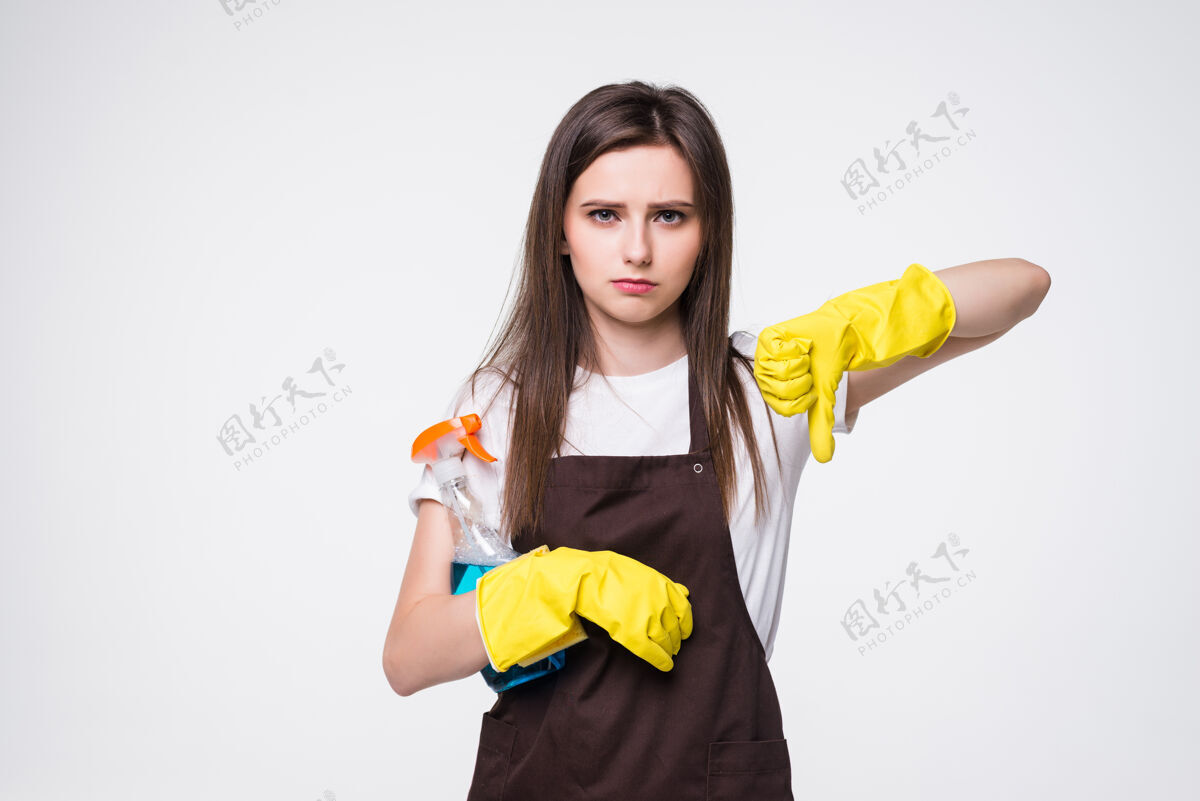 手势大清洁时间现代家庭主妇带着橡胶手套 厨房海绵和一瓶洗涤剂 大拇指朝下家庭主妇洗讨厌