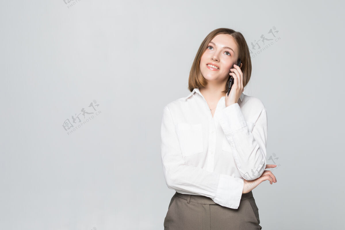 手机面带微笑的女商人的画像电话交谈 孤立的白色技术行政人员女士