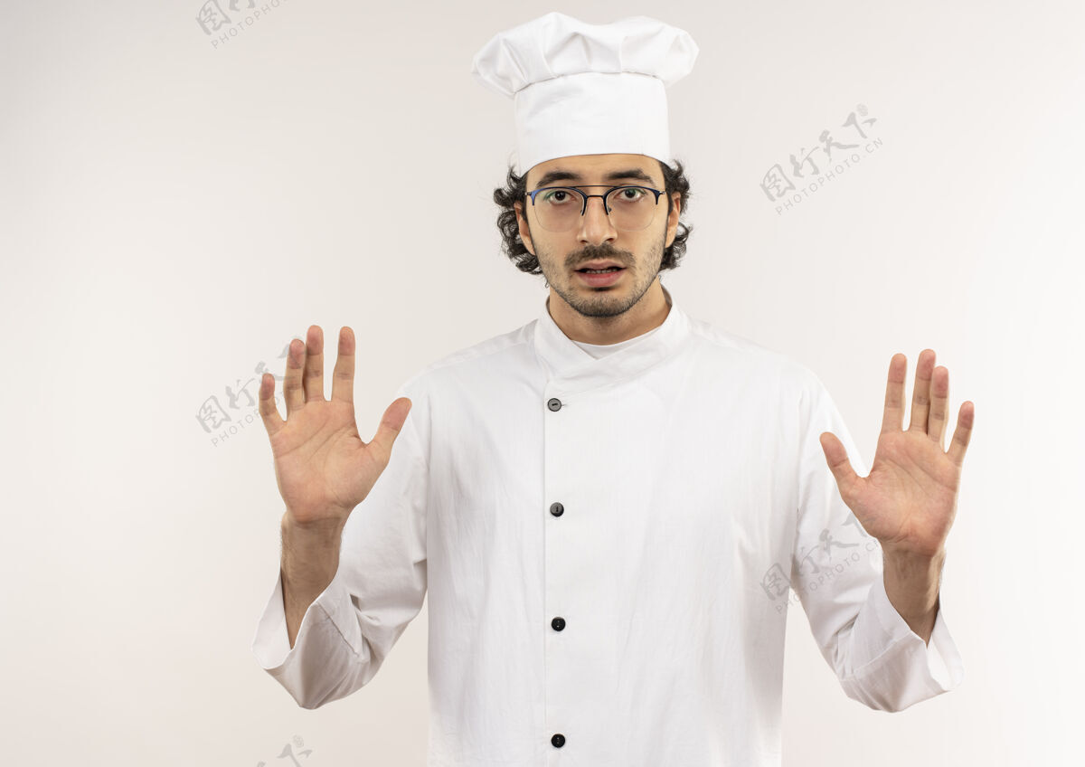 男性年轻的男厨师穿着厨师制服 戴着眼镜 摆出一副停车的姿势男人厨师烹饪