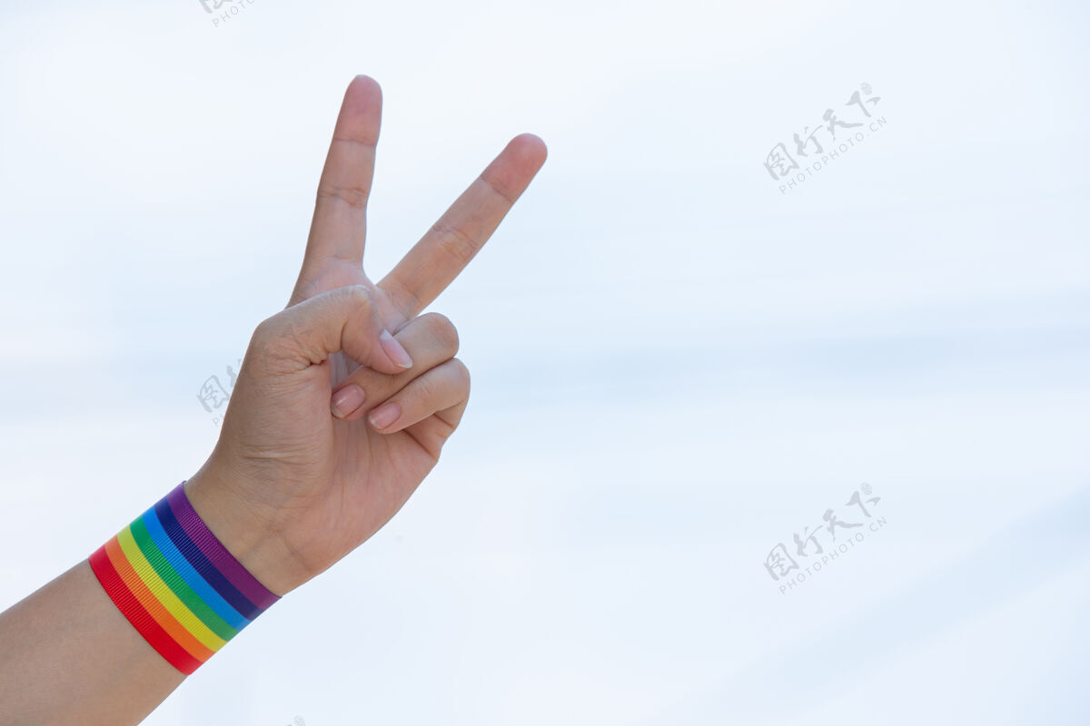 自由带彩虹手镯的快乐女人权利男同性恋彩虹