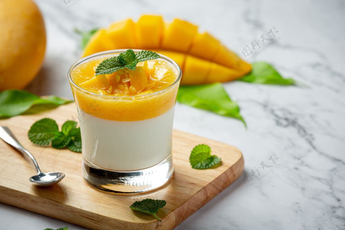 小吃自制芒果酸奶在大理石表面新鲜健康酸奶