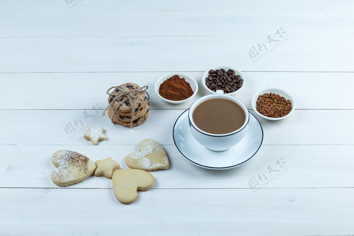 豆子用咖啡豆 速溶咖啡 可可 不同类型的饼干在白色木板背景上特写咖啡杯水平可可女性友谊