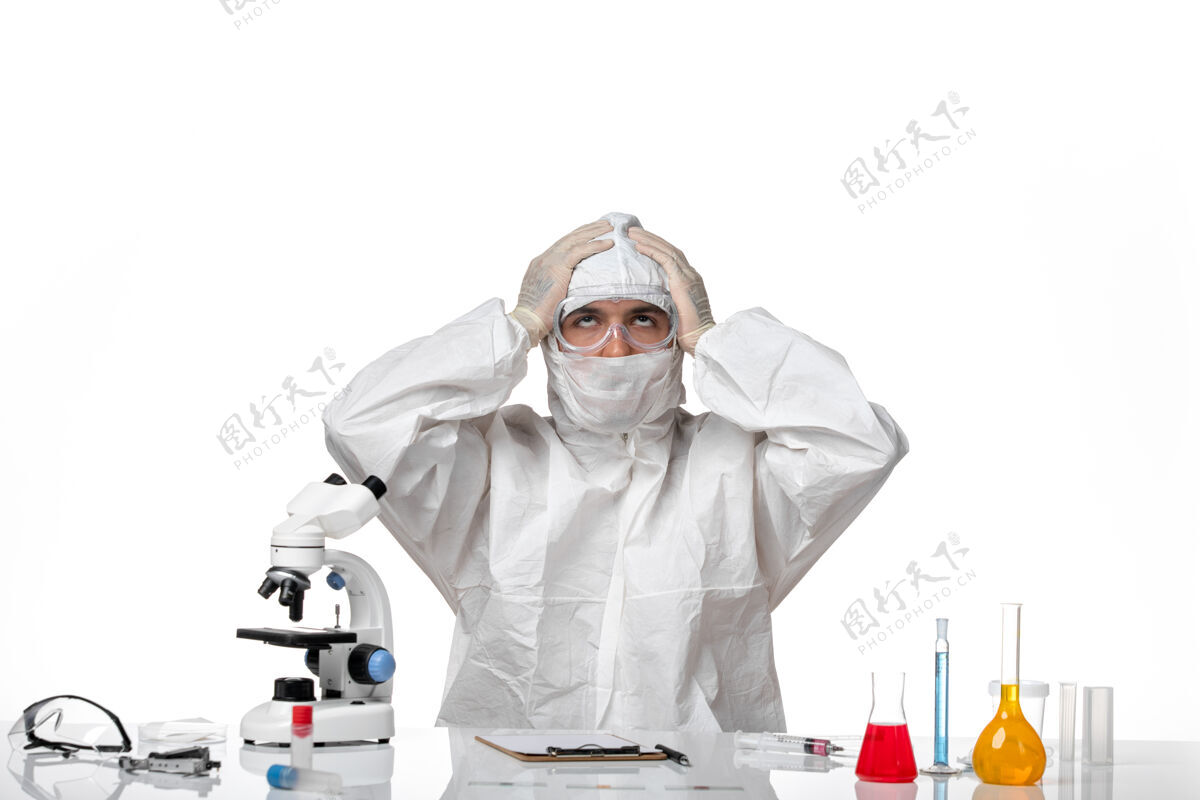 防护正面图：男医生穿着防护服 头戴口罩 站在空白处手持男性医生套装