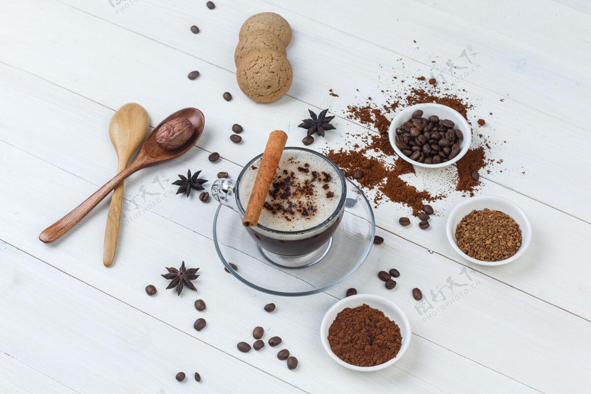 烤一些咖啡与咖啡豆 磨碎的咖啡 香料 曲奇饼 木制背景上的木杯 高角度的看法香味咖啡因马克杯