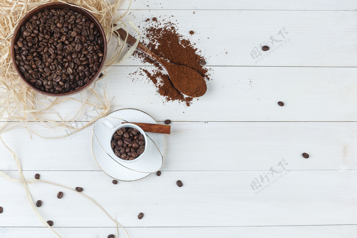 食物一套磨碎的咖啡 肉桂棒和咖啡豆在碗和杯子里放在木制背景上顶视图碗咖啡因摩卡咖啡