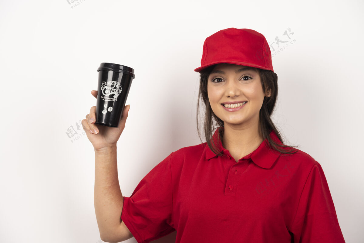 咖啡馆穿着红色制服的女人在白色背景上展示一杯咖啡制服咖啡女士