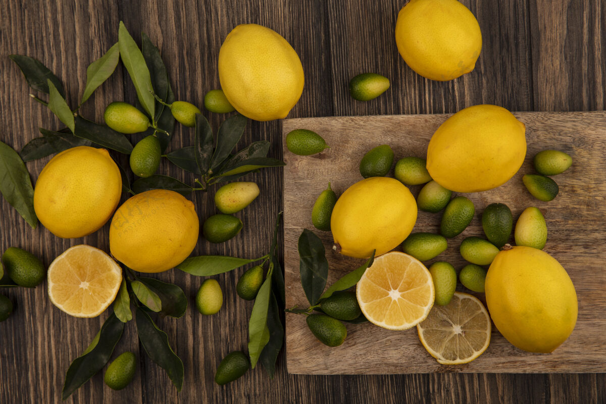 美味顶视图美味的水果 如金盏花和柠檬隔离在木制厨房板上的木制表面柠檬素食板