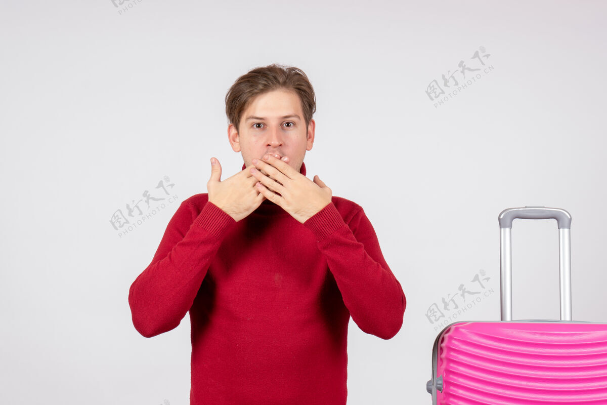 包正面图白色背景上带粉色包的年轻男性海假期微笑