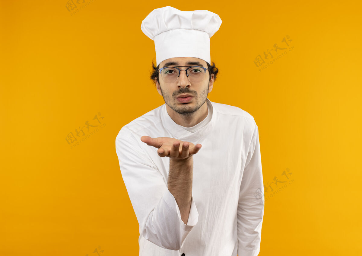 男人年轻的男厨师穿着厨师制服 戴着眼镜 露出亲吻的姿势手势男性表演