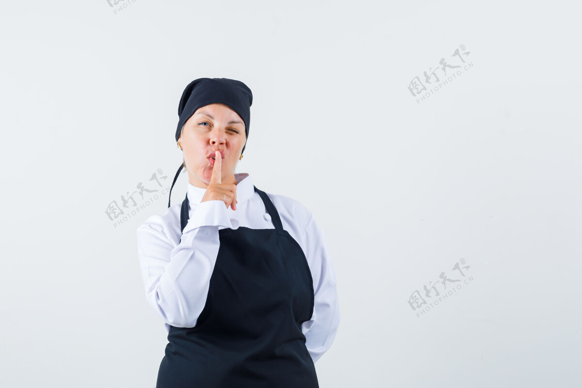 成人女厨师穿着制服 围裙 表现出沉默的姿态 看起来很自信前视图沉默女性围裙