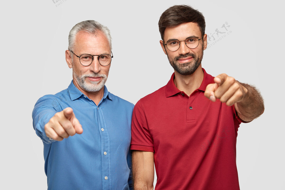 胡须摄影棚拍摄的是一位老人和一位留着胡须的成年男性在室内并排站着T恤眼镜世代