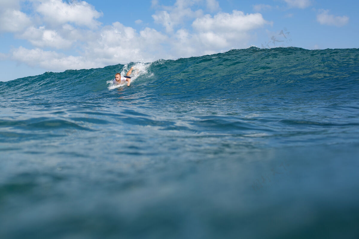 运动在波浪上冲浪冲浪板能源天空