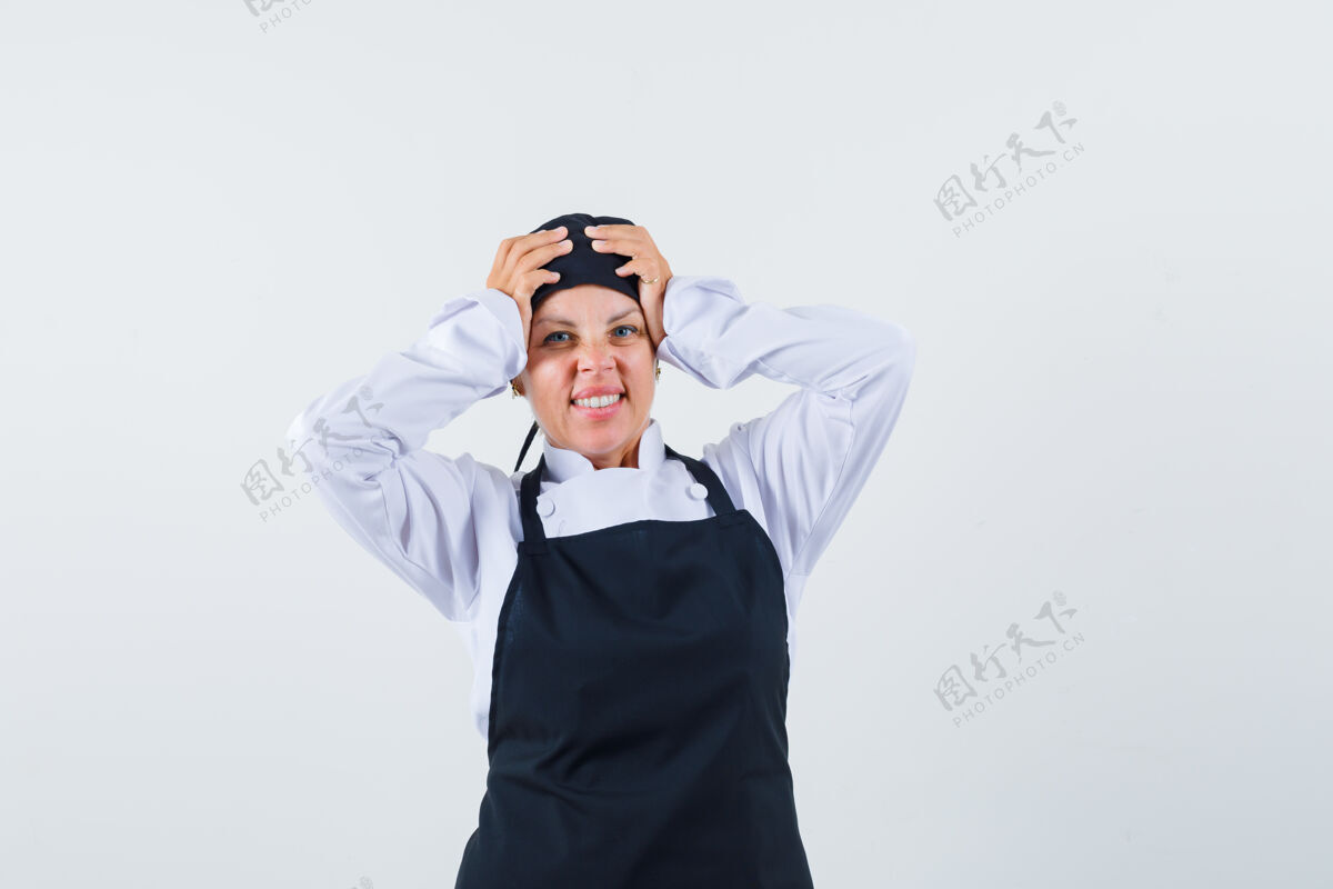 围裙身着制服的女厨师 围裙手举头 看上去健忘 正面照模特水疗成人