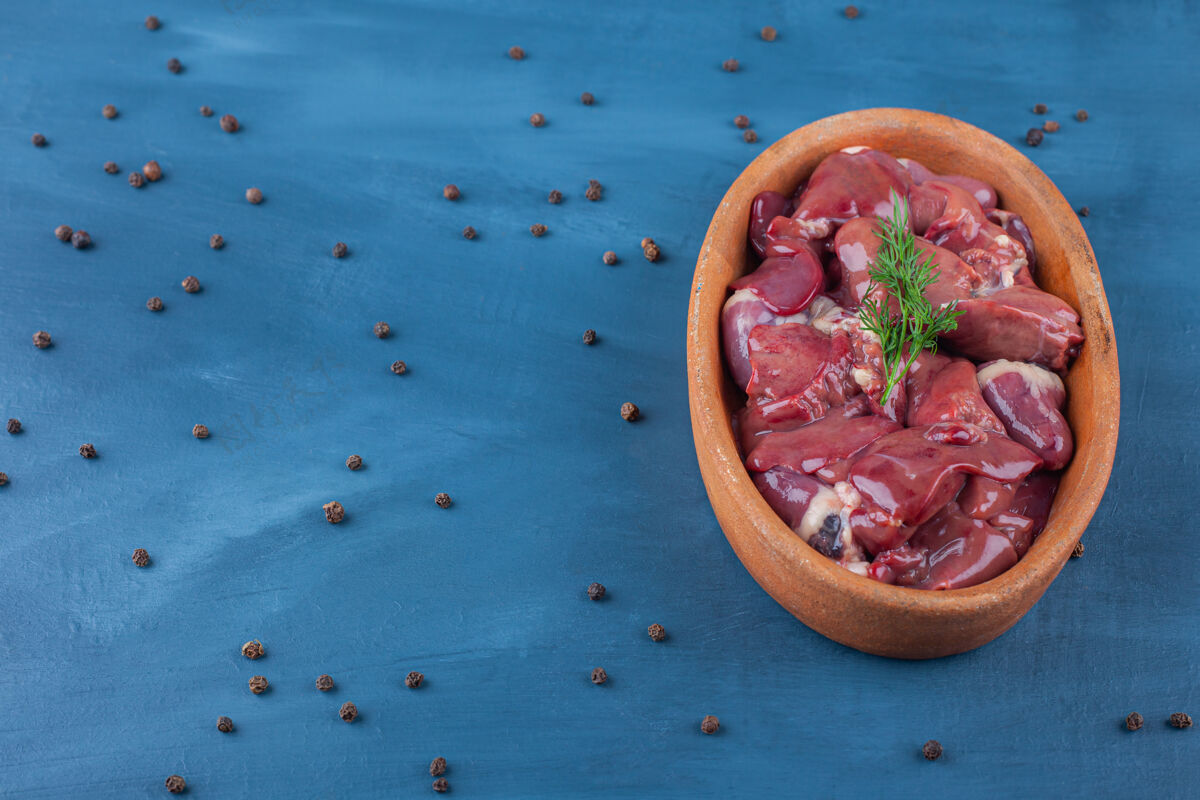 新鲜生杂碎放在碗里 放在蓝色的上面肉有机蛋白质
