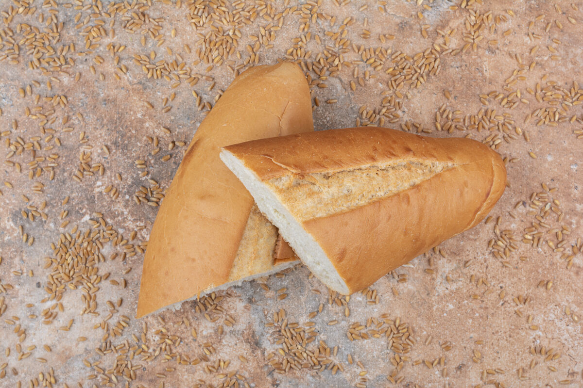 谷类半切小麦面包和大麦在大理石表面大麦一半美味