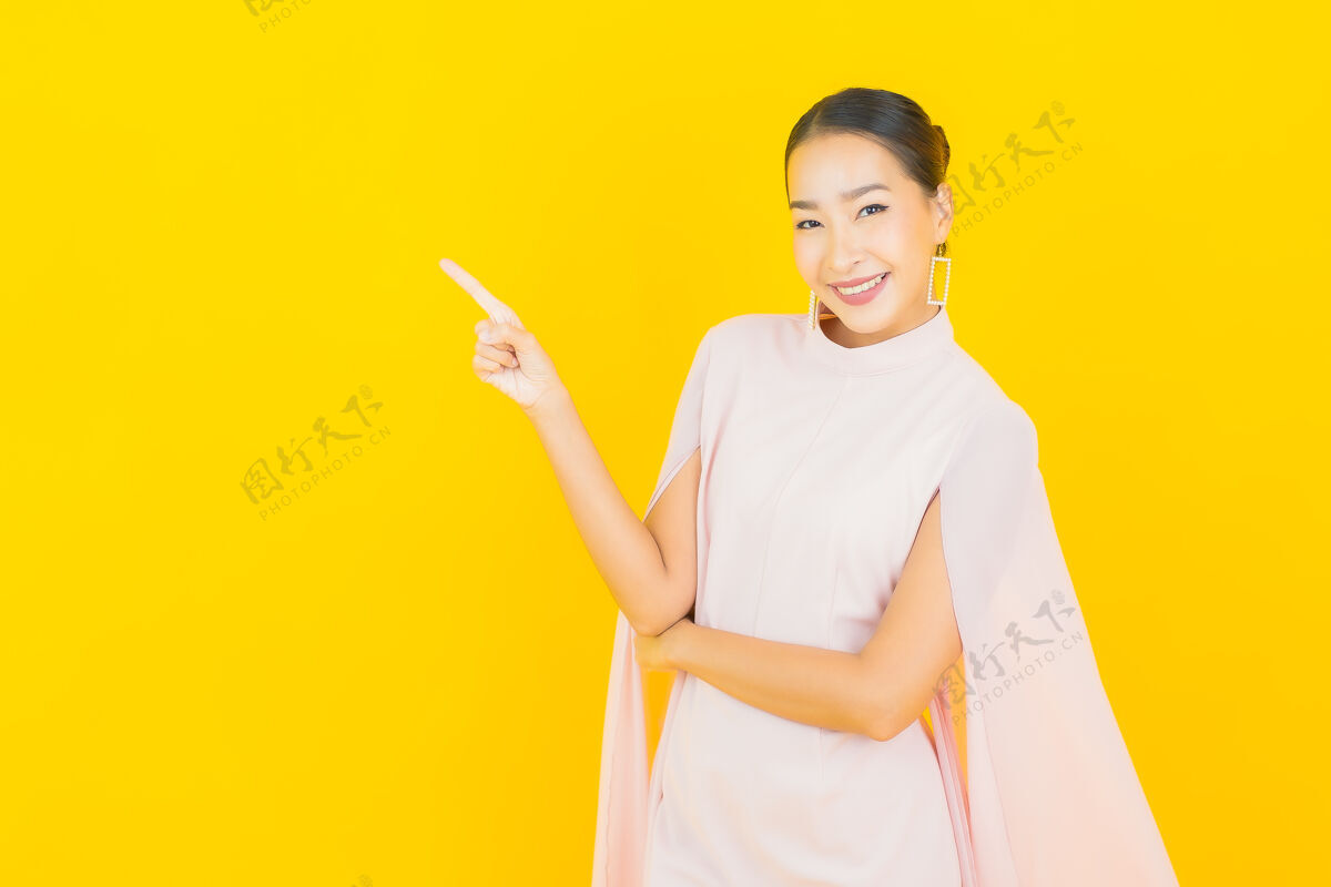 护理画像美丽的亚洲年轻女子微笑着在黄色的墙上有许多动作学生快乐魅力