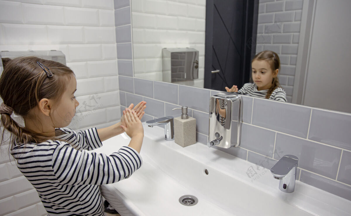 小小女孩用肥皂洗手水槽女孩洗漱