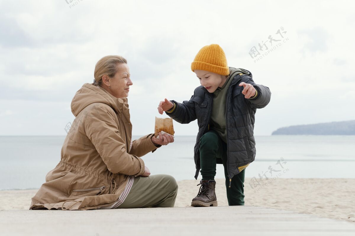 孙子海滩上的女人和孩子全拍自然娱乐祖父母