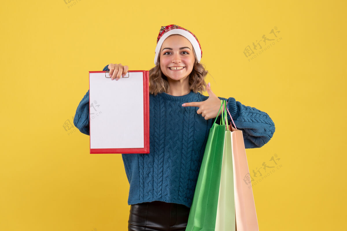 持有年轻女子拿着纸条和包裹购物后就上了黄色盒子人注意