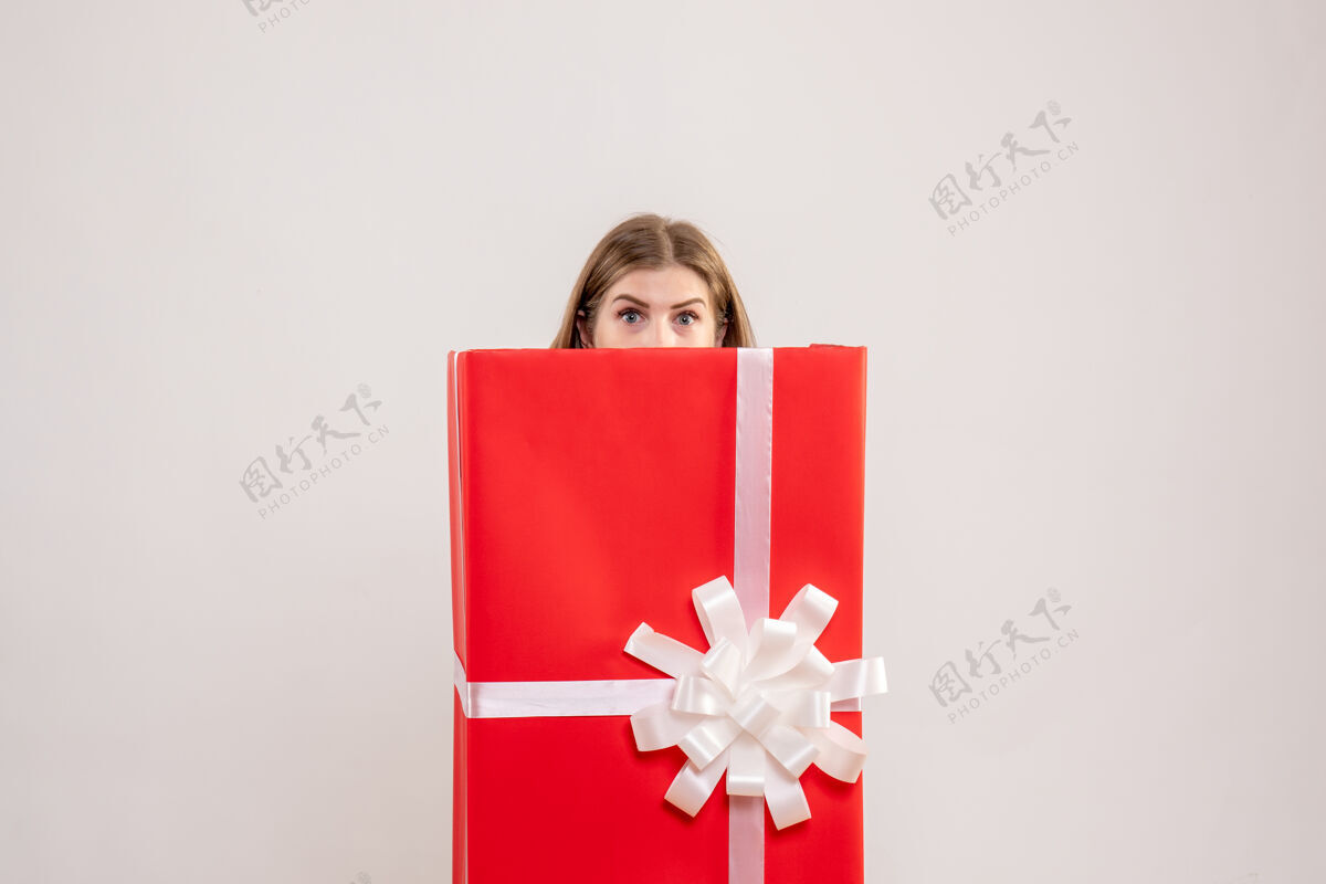礼物年轻的女性躲在白色的礼物盒里礼物包装年轻女性