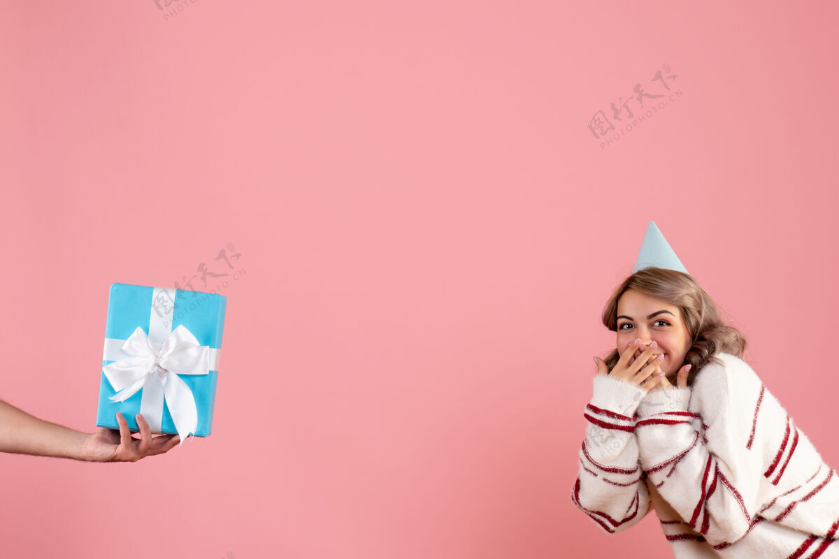 年轻女性年轻的女性接受来自男性的粉红色礼物生日女人剪影