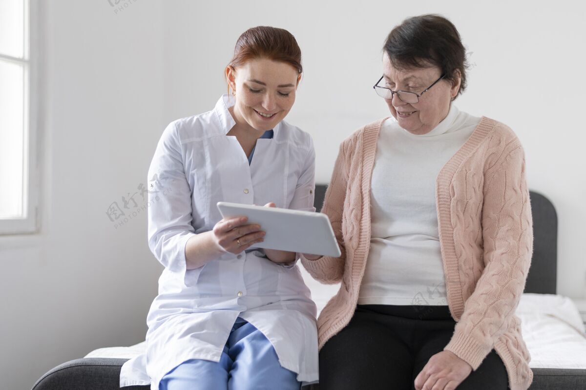 老年护理女人用平板电脑中枪保健健康老年人