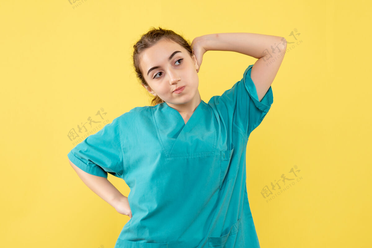 情绪正面图黄色背景上年轻的女医生穿着医疗服医学年轻女医生背景