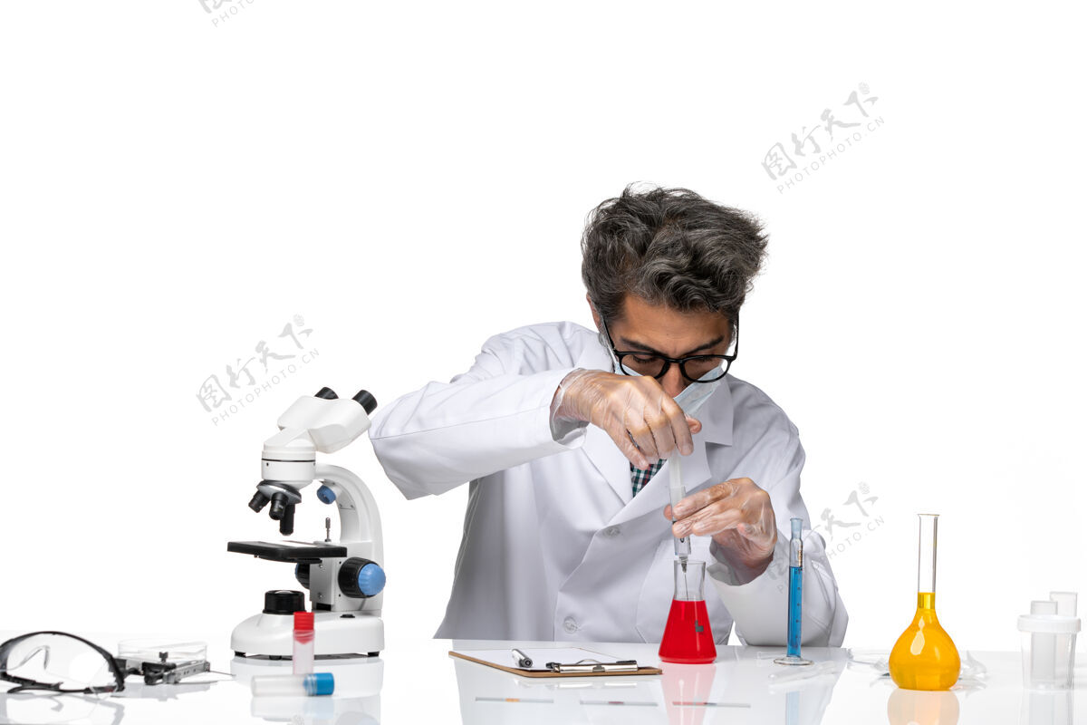 实验室正面图身着白色医疗服的中年科学家正在用溶液填充注射剂化学科学注射