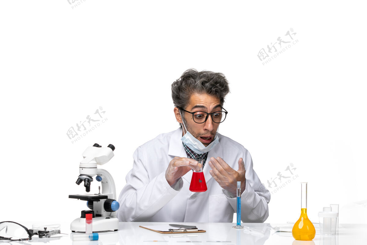 专业前视中年科学家穿着特制白西装闻解成人正面化学