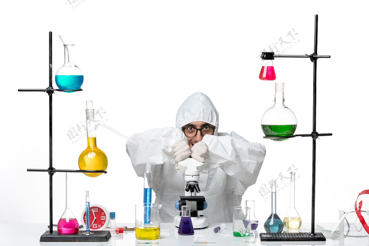 化学正面图男科学家穿着特殊防护服工作过程工作化学人