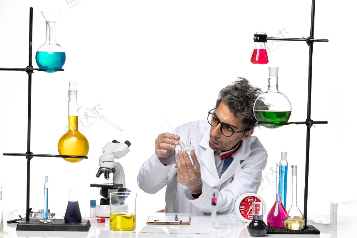 技师前视图穿着医疗服的男科学家正在用烧瓶工作实验室专业人员病毒