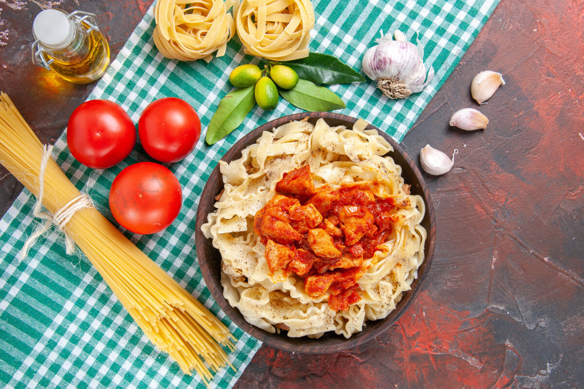 西红柿俯瞰美味的面团 鸡肉和西红柿放在深色面食上意大利面美味食物