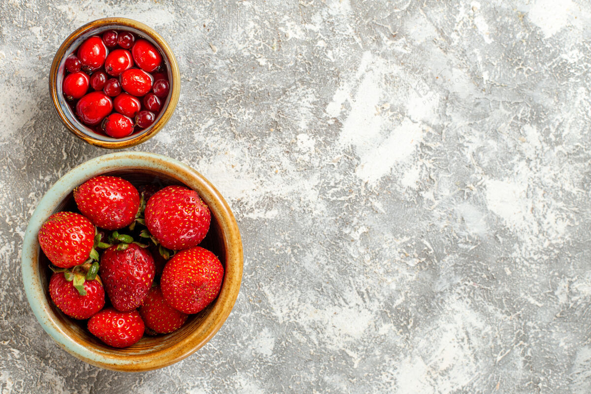 里面顶视图新鲜的红色草莓在一个白色的表面水果红色草莓小罐子食品可食用的水果成熟