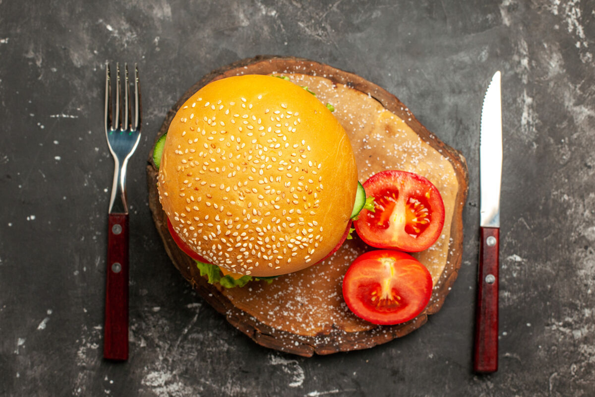水果顶视图肉汉堡与蔬菜和奶酪在黑暗的表面面包快餐三明治可食用水果多汁三明治