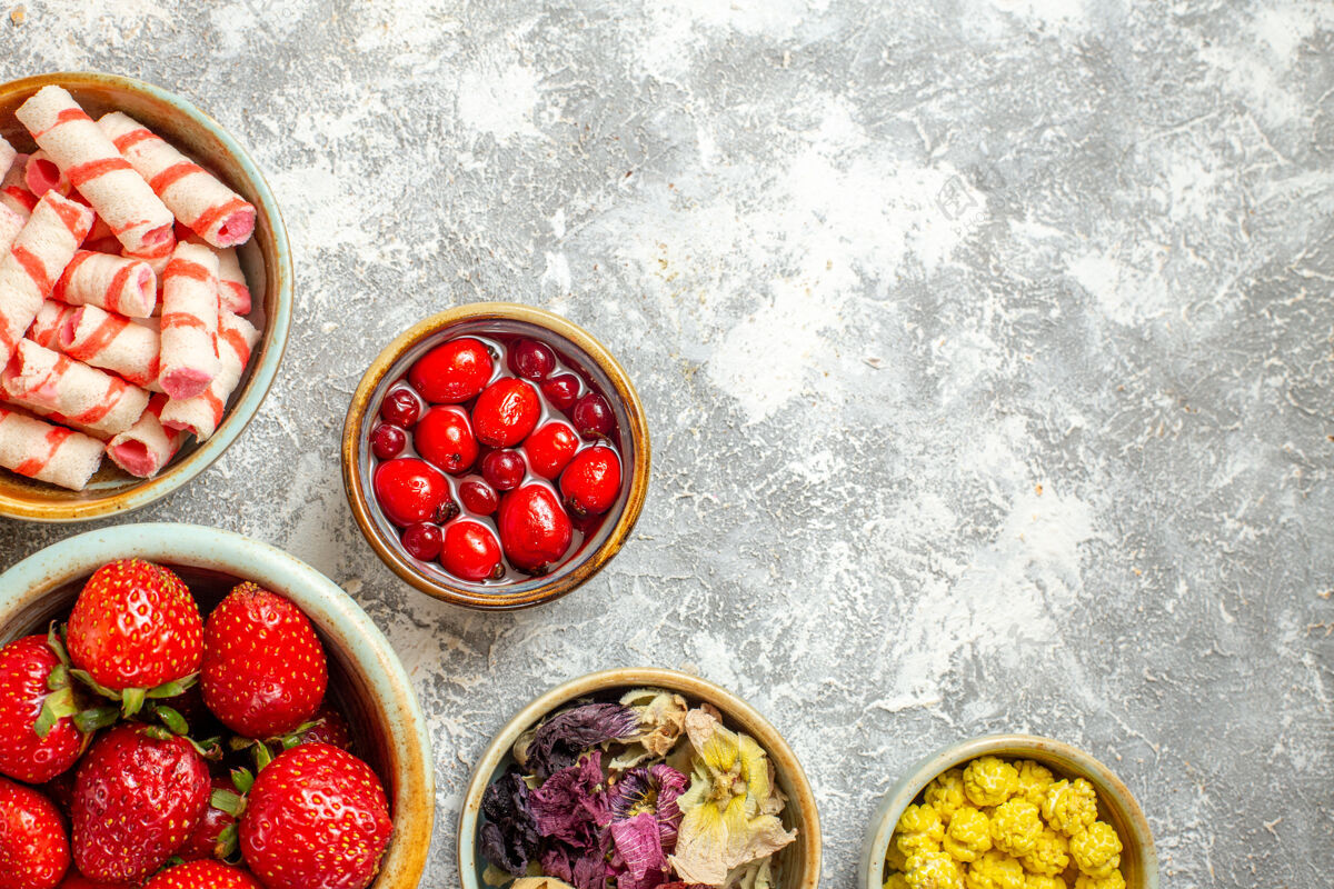 胡椒顶视图新鲜的红色草莓和糖果在白色地板上水果甜糖果的颜色食物顶部糖果