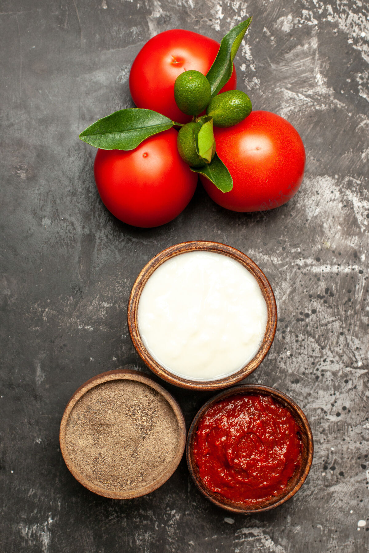 可食用的水果顶视图新鲜的红色西红柿和调味品在黑暗的表面成熟的红色蔬菜蔬菜观点蔓越莓