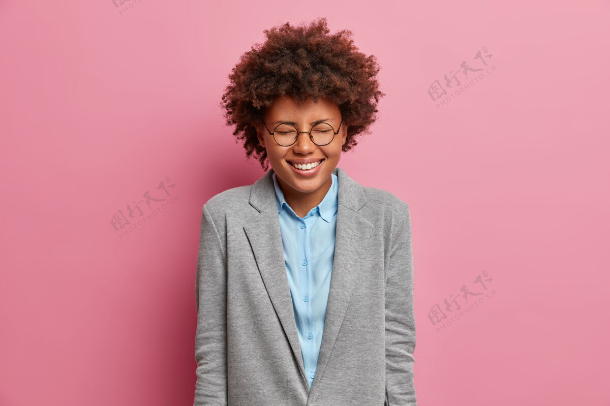请喜出望外的企业家为成功的交易欢欣鼓舞 大声大笑 闭上眼睛 穿着正式的灰色夹克 表达积极的情绪幸运立场女性