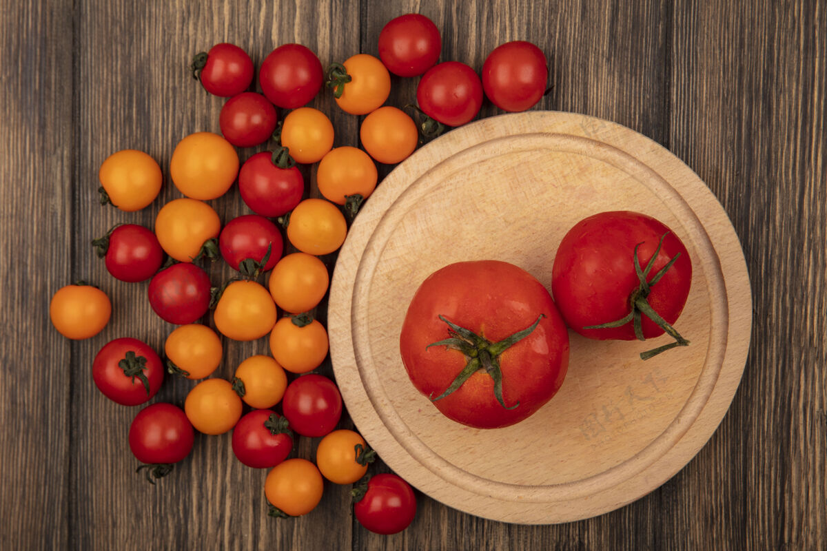有机新鲜的红色西红柿在木制厨房板上的顶视图 樱桃西红柿被隔离在木制墙上农业木板厨房