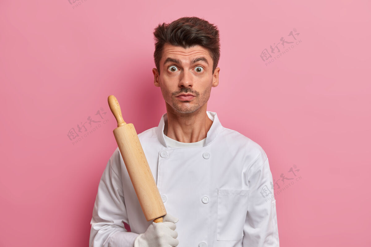 手惊讶的厨师拿着厨具 身着白色制服 忙碌的面包师手里拿着擀面杖厨房奇迹伙计