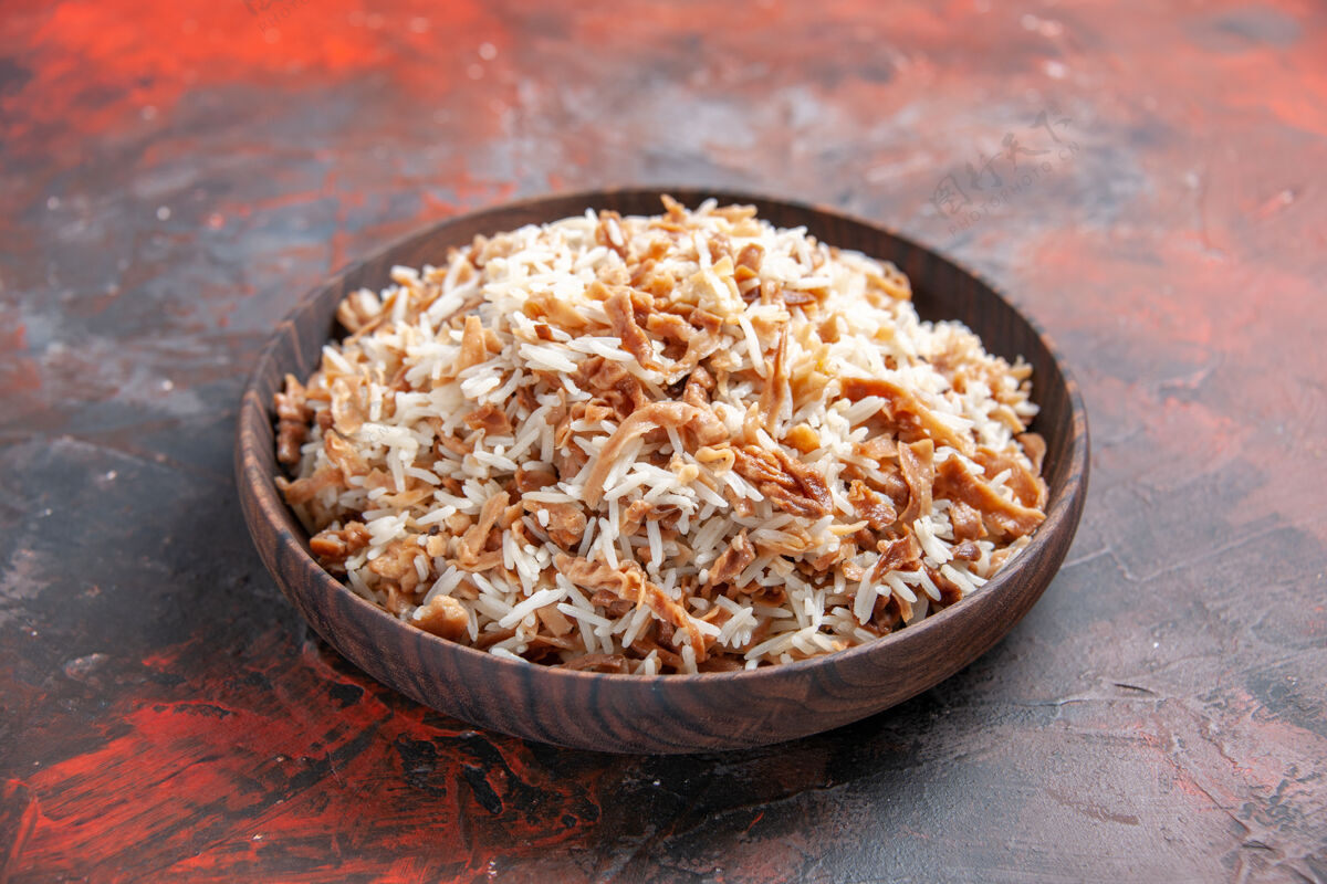 早餐正面图深色地板上的面团片米饭饭深色食物照片淀粉切片米饭
